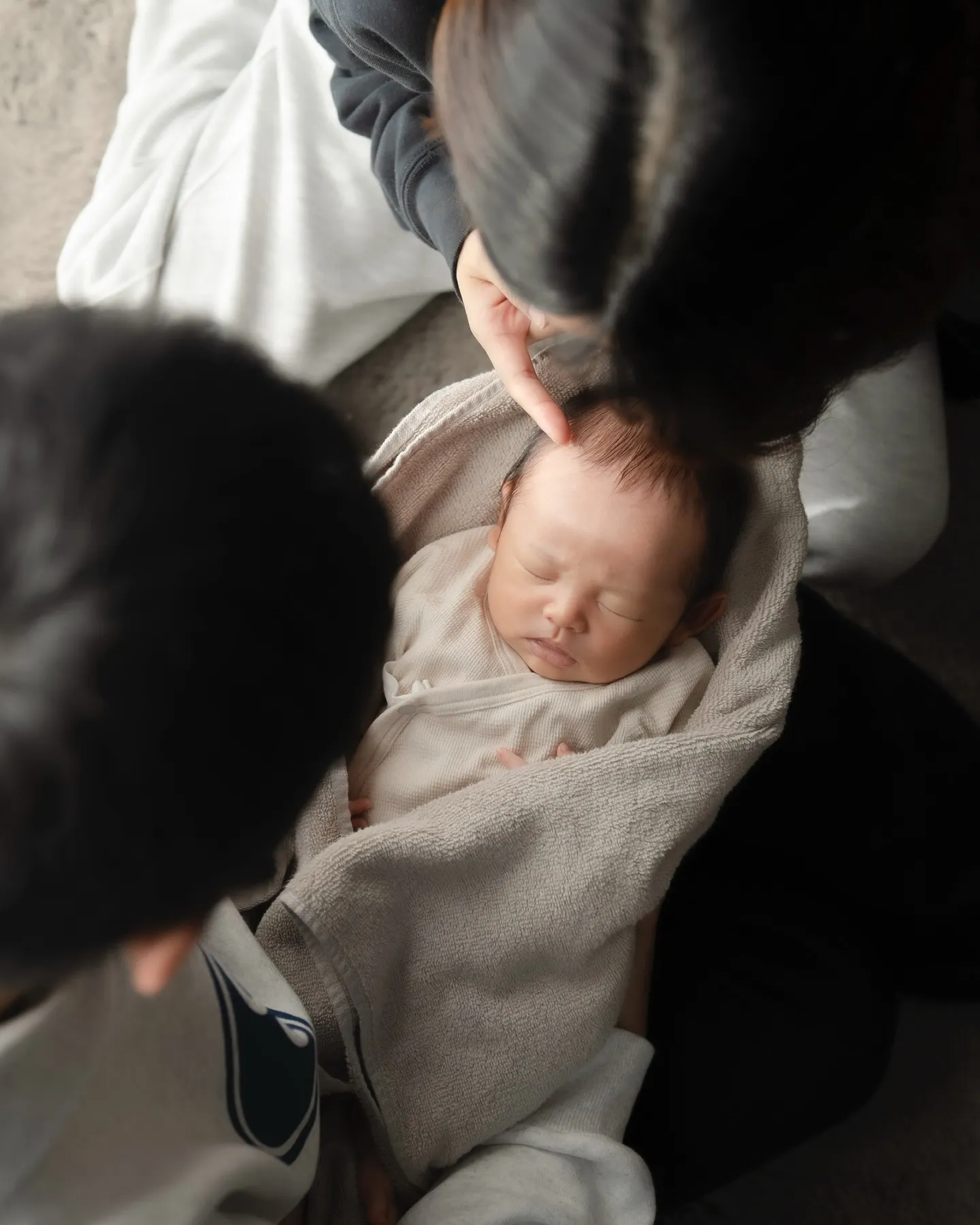 生まれてまだ数日、これからはじまる嵐のような生活の前の一瞬の...