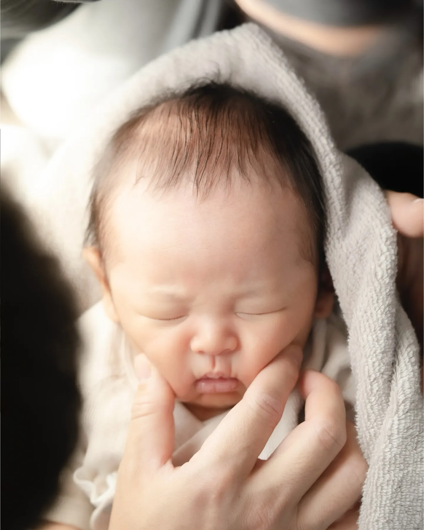 生まれてまだ数日、これからはじまる嵐のような生活の前の一瞬の...